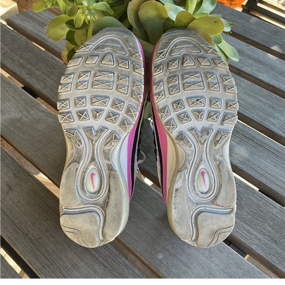 Nike White and Black Sneakers with Retro Design - Picture 7 of 7